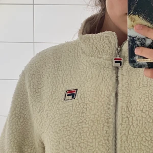 Teddy Fila - fila teddyjacka! suuuuperfet nu till hösten🤩 använd men inga fel på den. skicka privat för fler bilder. Nypris ca 700kr, mitt pris 300🥳 strl. S i herr‼️