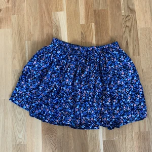 Forever 21 kjol i storlek M - Jättefin somrig kjol från Forever 21 i storlek M. Använd en gång.