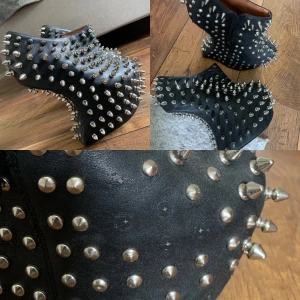 Jeffrey campbell shadow stud! - Så fina Jeffrey campbell skor som är väldigt unika, storlek 39. Dyra i inköp! Saknas några ”nitad” på insidan men inget man lägger märke till annars i perfekt skick! Kan mötas upp i Kungsbacka eller skickas mot fraktkostnad