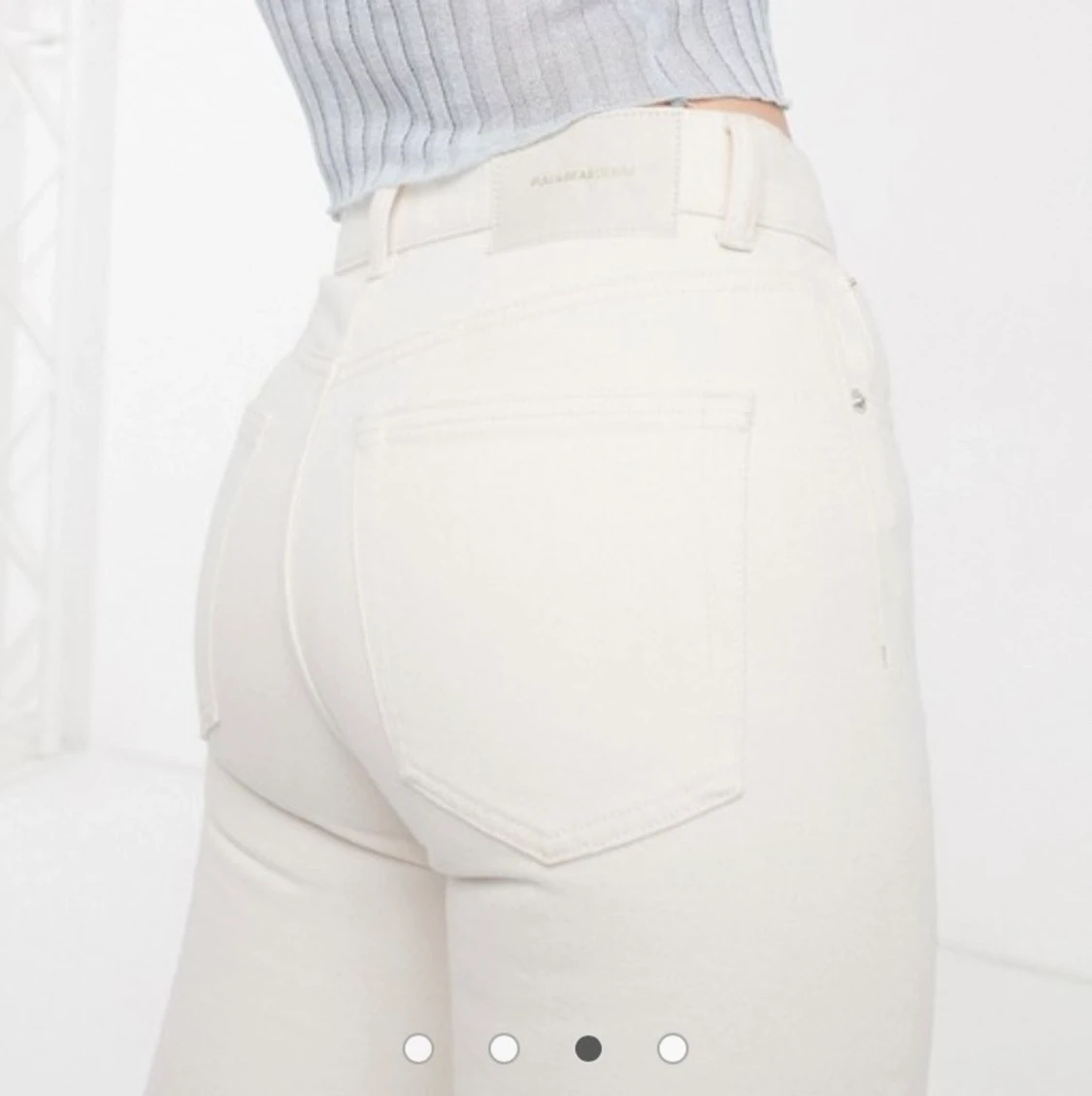 Sandfärgade jeans med slit - 90