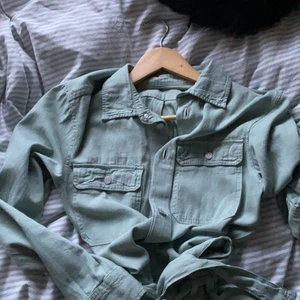 Weekday Jumpsiut med långa ben - En ljusgrön , lite oversized workwearjumpsuit. Endast använd en gång och i bra skick.