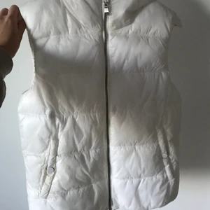 Väst  - Säljer denna super fina västen för den inte kommer till användning, färgen har lossnat lite på knapparna men absolut inget man lägger märke till ( fråga om du vill ha flera bilder) annars är den fin i skicket. Storleken är 36 och frakt tillkommer😊