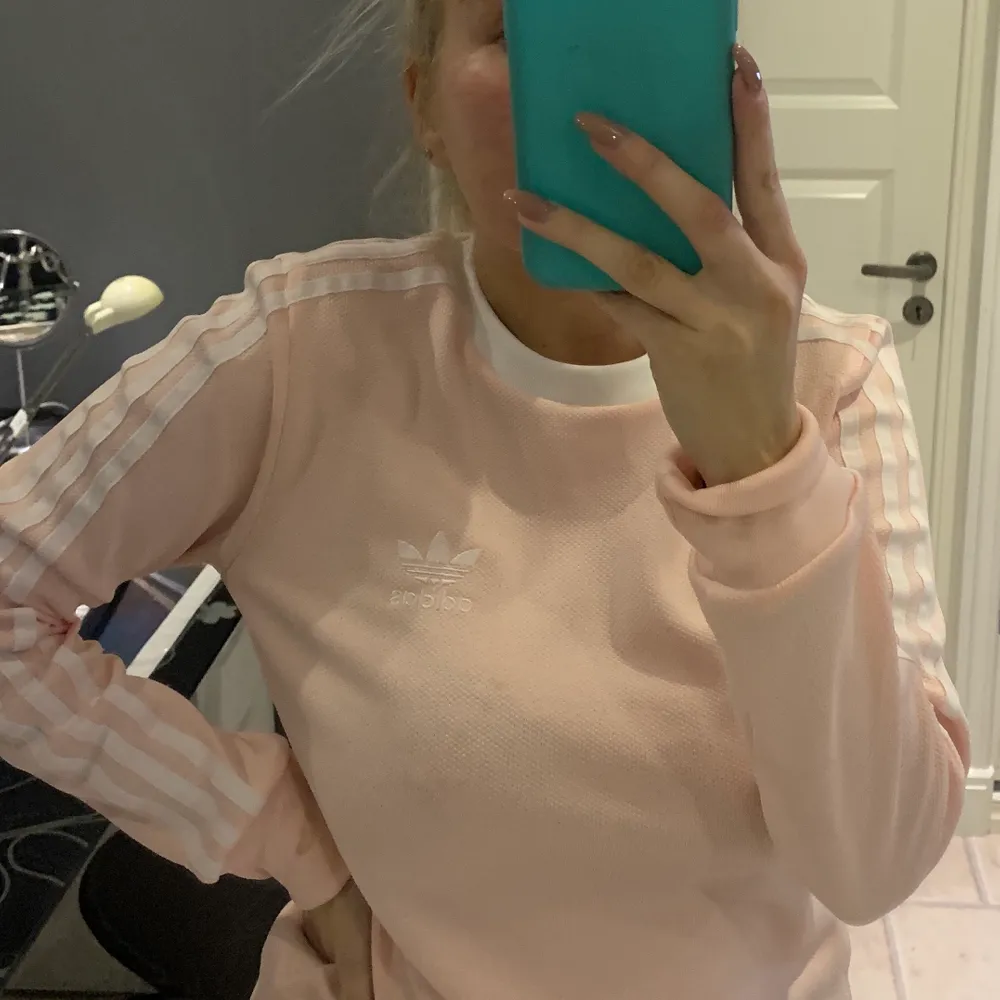 Adidas sweatshirt i storlek 36. Knappt använd då det inte är min stil längre. Färgen är babyrosa peach aktig. Tror inte den går att få tag på längre . Hoodies.