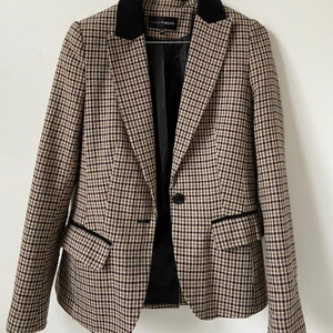 Tweed rutig kavaj  - Rutig kavaj i tweed, figursydd. Bra skick, passar XS. 