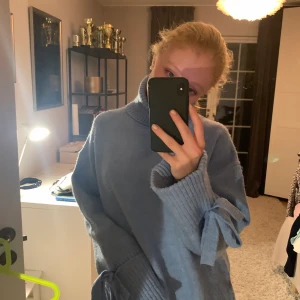 Chiquelle stickad tröja - Säljer denna tröja för 150 kr då den är lite för stor. Super skön, speciellt nu till vintern. Köparen står för frakt 🤍🤍