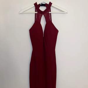 En fin vinröd klänning med spetsdetaljer som kan användas till fest tex ❤️ köpt utomlands men aldrig använd , säljs för 50 + frakt 😁 strl xs