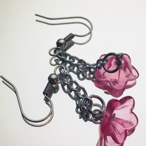 fina blommörhängen 💗 - handgjorda blommörhängen med en kedja, de är nickelfria och blomman är gjord av hårdplast. om du är intresserad eller har några frågor eller funderingar är det bara att höra av sig så svarar jag så fort jag kan!! priset är 50 kr + frakt på 11kr eller 2 för 100 inklusive frakt (vilket blir lite svårt eftersom detta är min första produkt men hör av dig så löser vi det)💗💗