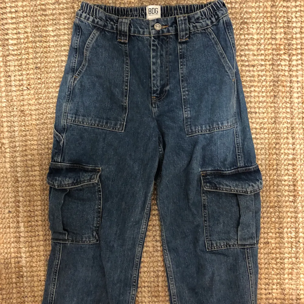 Nya jeans från Urban Outfitters storlek 26. Köpte dessa men har aldrig använt dem så hoppas de kan komma till användning på någon annan! . Jeans & Byxor.