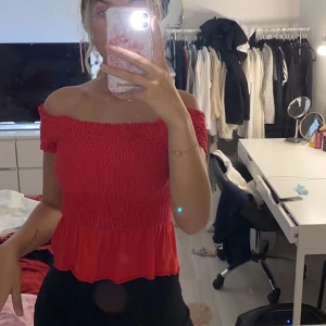 Röd off shoulder topp  - Röd fin topp från ginatricot i storlek S 💘
