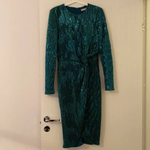 Paljettklänning Grön - Paljettklänning storlek 38 i  mycket fin skick använt bara 8 timmar. 