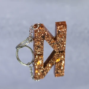 Nyckelring brons - Betalning sker innan jag gör nyckelringen. Detta pga tidigare oseriösa köpare. ⚠️ Beställ din egna unika nyckelring med valfri bokstav (A-Z) och färg. Dessa görs för hand och varje nyckelring blir därför unik. Fler färger kommer inom kort! Leveranstiden är lite längre (skickas inom ca 3-5 dagar) då de måste härda ordentligt innan de skickas. Självklart får du en bild på din nyckelring när den är färdig! 😊🌺 De är otroligt vackra i dagsljus då de skimrar i olika färger, fått så många fina kommentarer om min egna nyckelring. 😍 Frakt: 11:-