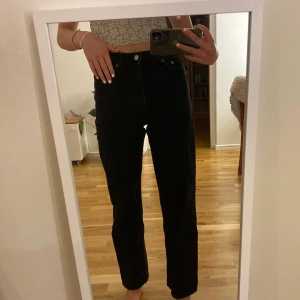 Voyage jeans - Svarta voyage jeans i fint skick, säljer för att de är för små