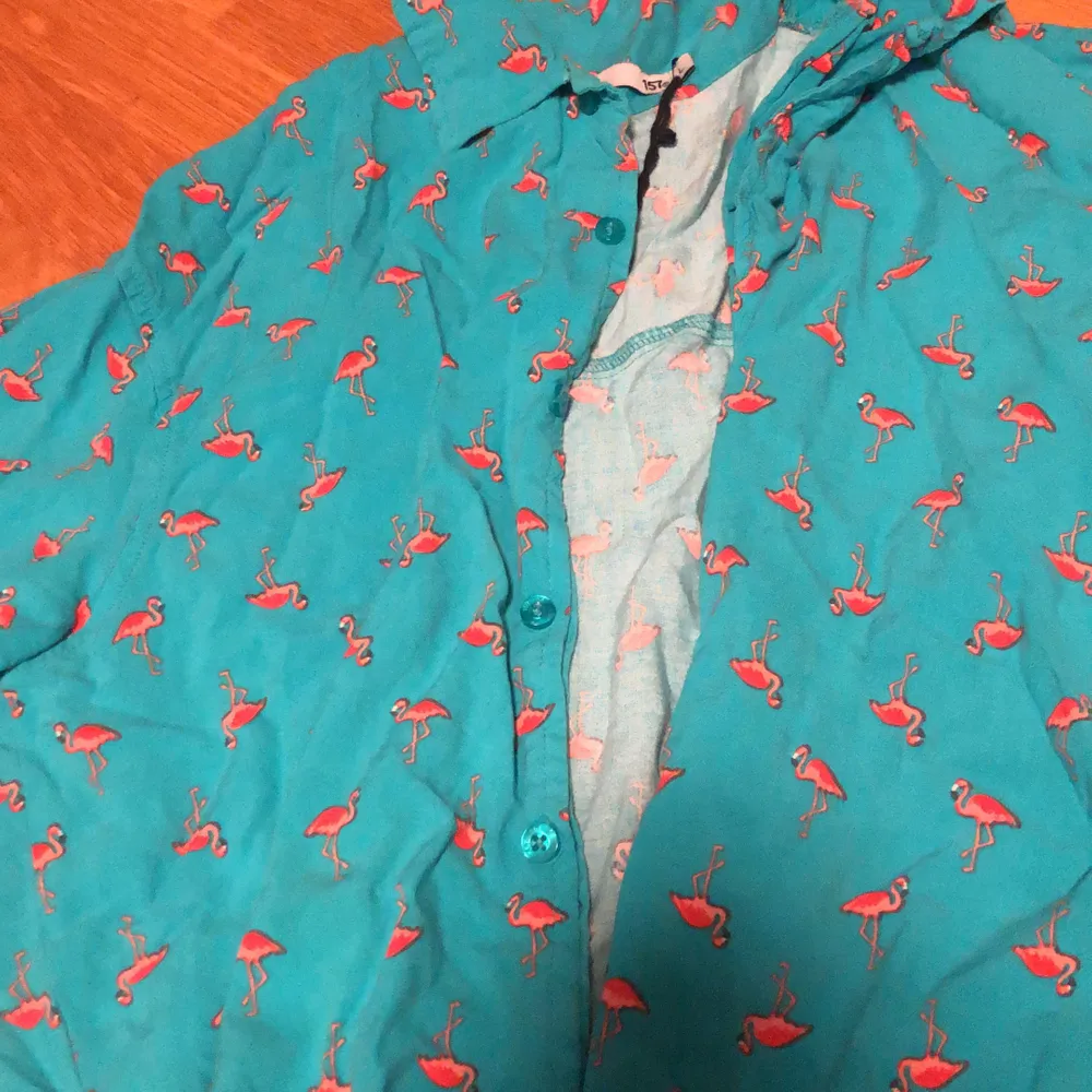 Skjorta med flamingos på! Skitsnygg och sparsamt använd. 80kr och frakt ingår.  Storlek L och använd som oversize . Skjortor.
