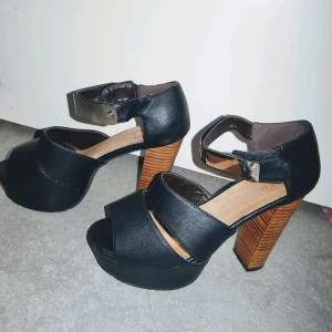 Tiamo skor  - Knappt använda  1-2 gånger använda, storlek 40. Köparen står för frakten (spårbart 63kr) 