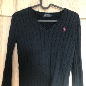 Storlek Xs  - Lite v urringning, marinblå i färgen de framhävs dock inte på bilden pga ljuset. 