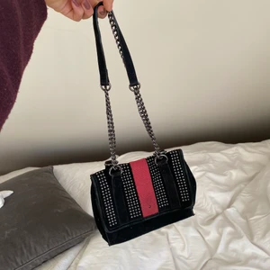 Väska  - Super fin väska från zara! Den är i svart mocka och välanvänd, då den missar en nit.            