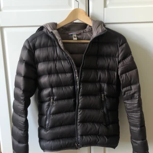 Colmar jacka dam - Säljer min superfina Colmar jacka i storlek 40, motsvarar XS/S. Köpte den 2017 och har tyvärr växt ur den nu, har heller inget kvitto kvar. Färgen är brun och skimrande. Vill ni ha fler bilder är det bara att fråga! 