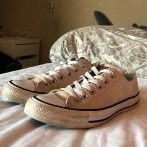 Converse skor - Låga converse skor, bra skick, lite smuts men inga hål eller slitningar. Storlek 38. Kan skickas mot frakt
