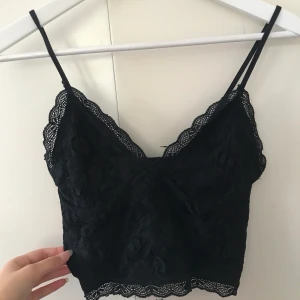 Svart spetstopp BIKBOK - Croppad svart spetstopp i storlek S. Använd 2 gånger. Frakt tillkommer.