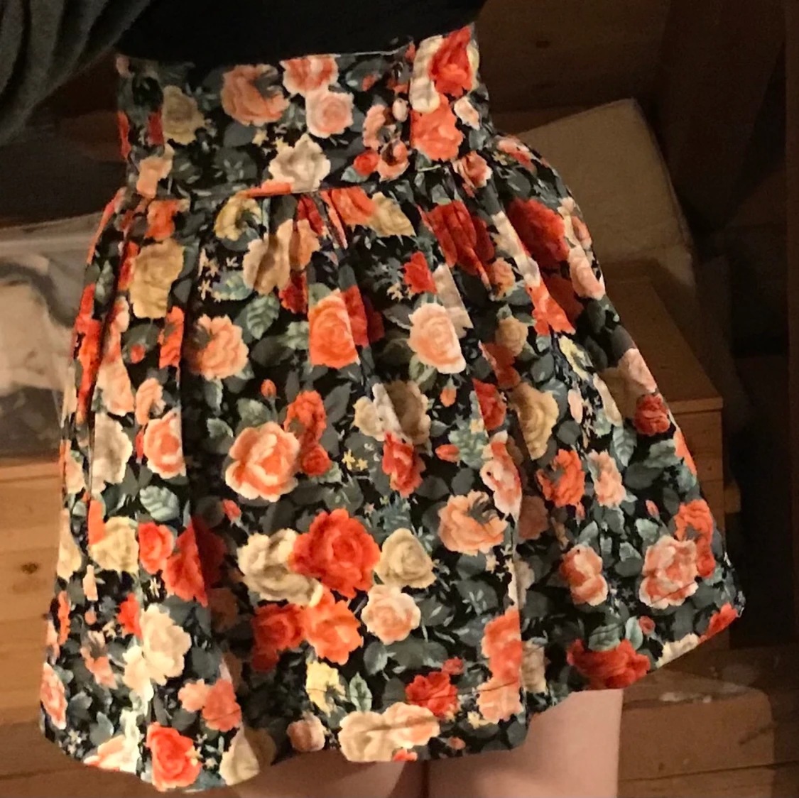 Fin blommig kjol med snygga knappar och fickor.  - 90