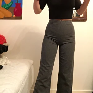 Grå raka byxor!  - En av mina favoritbyxor måste nu säljas pga för små! Helt rak och trendig modell med ganska hög midja, färgen är lite melerad grå:) jag har köpt dom second hand men märket heter Jennifer jeans! Midjemåttet är 64 cm och innerbenet är 80 cm! Fint skit bortsätt från dragkedjan på sidan som är lite krångligt att stänga då liite av tyget har gått upp, men d går! Kan mötas i sthlm och annars står köparen för frakt på 59 kr💗