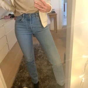 Levis 501 - Säljer mina sjukt fina Levis 501 eftersom dom inte kommer till användning längre! Som nya🙏🏼💕 nypris på dom här ligger runt 1000kr