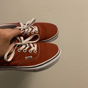 Vans Skor - Fina Vans Sneakers. Färg: tegelröd. Mycket bra skick. (Jag rengör dem ordentligt innan jag skickar) Orginalpris: 749kr säljer för 400kr. Storlek 36.5 / 37 ***GRATIS FRAKT