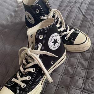 Intressekoll på mina svarta converse! Köpt här på Plick för ett tag sen. Sparsamt använda från både mig och förra ägaren! (Inte säker på om jag villa sälja) frakt tillkommer 🤍🤍🤍 strl 37 men skulle säga passar en 38! BUDA I KOMMENTARERNA!!