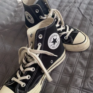 Converse - Intressekoll på mina svarta converse! Köpt här på Plick för ett tag sen. Sparsamt använda från både mig och förra ägaren! (Inte säker på om jag villa sälja) frakt tillkommer 🤍🤍🤍 strl 37 men skulle säga passar en 38! BUDA I KOMMENTARERNA!!