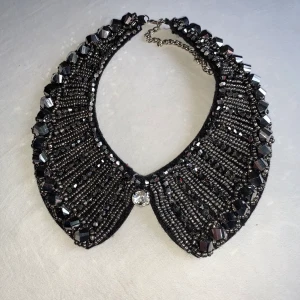 Krage - Snygg svart krage som är lätt att sätta på som extra deloration till kläderna. 