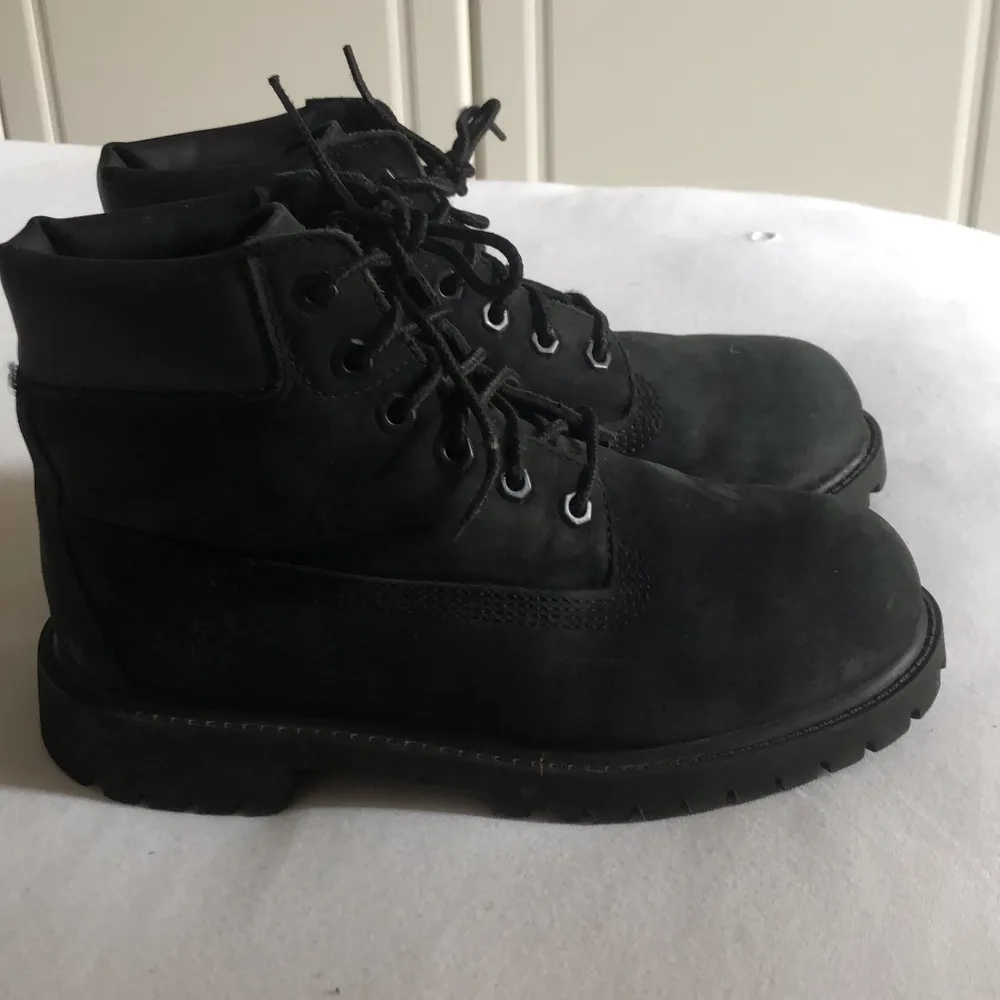 Timberland låga svarta skor i storlek 34. Passar perfekt till vintern! Skorna är i ganska bra skick och väl omhändertagna.. Skor.