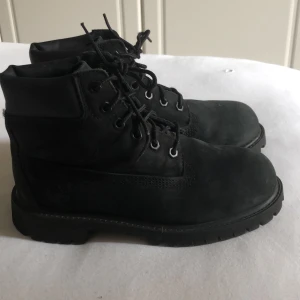 Timberland skor i stl 34 - Timberland låga svarta skor i storlek 34. Passar perfekt till vintern! Skorna är i ganska bra skick och väl omhändertagna.