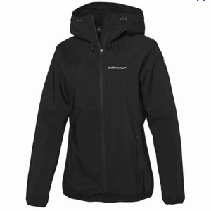  - Så skön och bra vindjacka nu till hösten och även våren! Med en tjocktröja under är den även perfekt vid skidåkning  Inköpt för 2300 men säljer nu då den ej använd även jätte fin passform då den framhäver midjan 