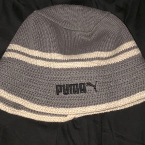 Puma bucket hat  - Intresse koll på min buckethat från second hand!! Detta är verkligen min favorithatt/mössa så därför säljer jag denna för 150 plus frakt!☺️