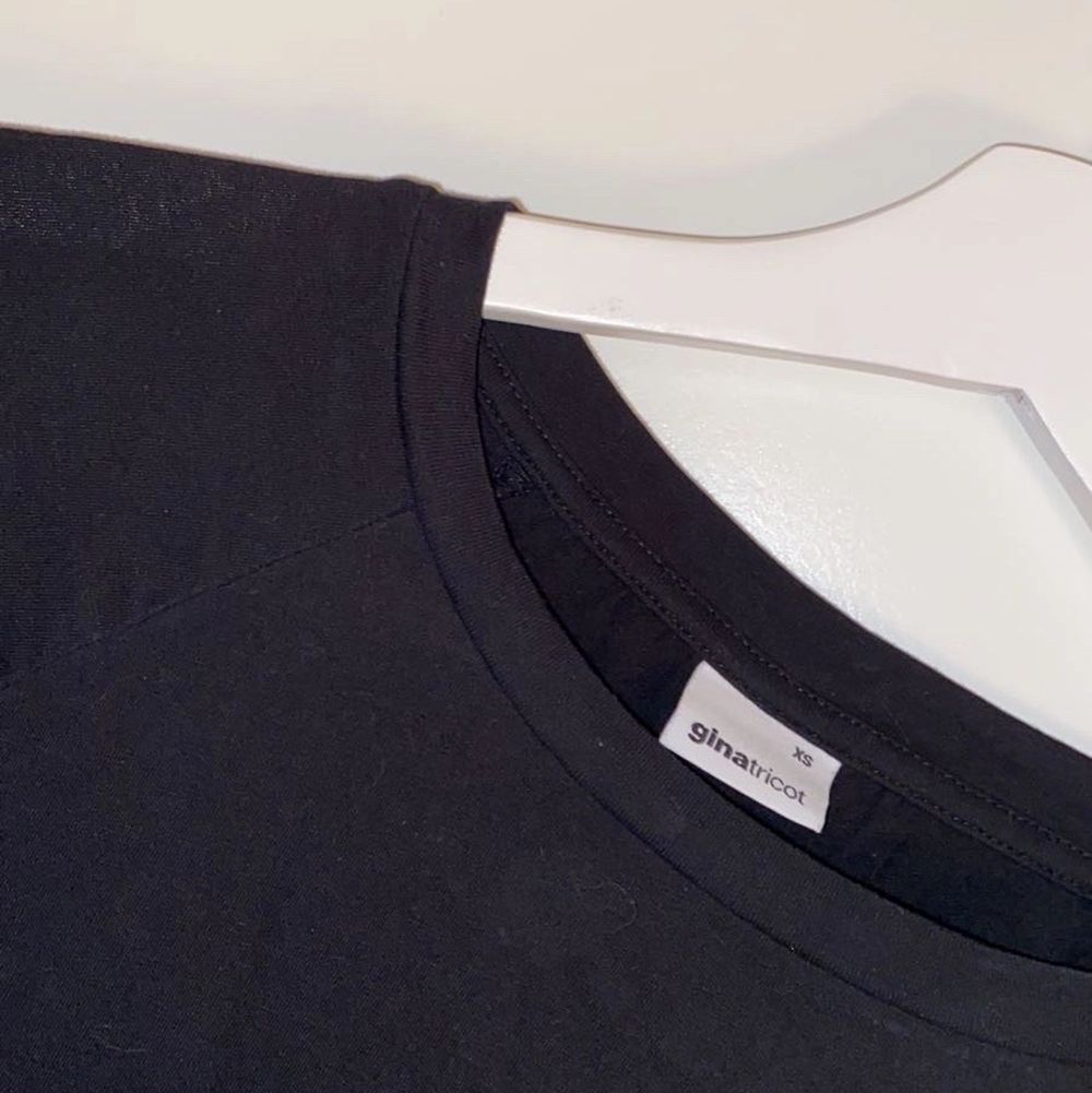 Superfin t-shirt från Gina tricot med knytning på båda sidor, storlek xs! Det går att spänna upp på sidorna beroende på hur tajt man vill att den ska sitta, så skulle även säga att den passar S. Endast använd en gång. Köpte för flera år sen så säljs inte längre🥰 fint skick!!!!. T-shirts.