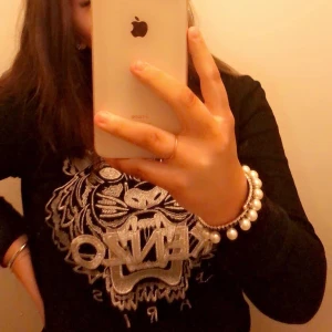 svart kenzo tröja  - Säljer denna svarta kenzo tröja i storlek S, använd fåtal gånger & väldigt fint skick, buda i kommentarerna 