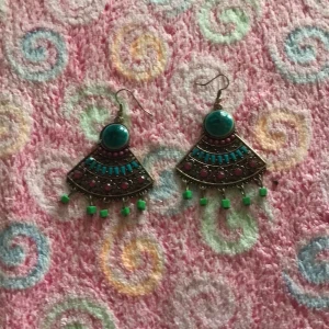 Örhängen  - Örhängen från saphran en indisk affär i Varberg, har aldrig använt 