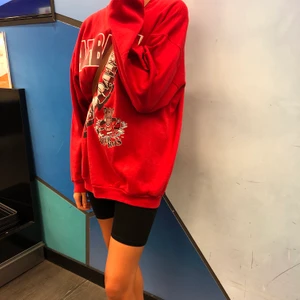 Sweatshirt! - Röd skön och perfekt stor hoodie, kommer ej till användning.