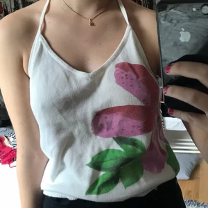 Linne Halterneck  - Ett vintage linne från Tommy Hilfiger. Superfint på sommaren när man är lite solbränd. Öppen rygg. 