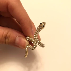 Ormring M/L - Jättefin ormring från gina, använd få gånger.            Storlek M/L !!SANERAS INNAN!! Köparen står för frakten men kan även mötas i Stockholm.