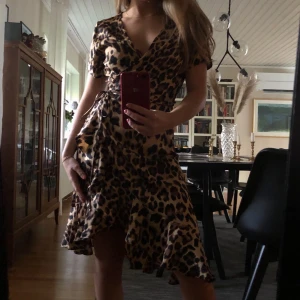 Leopard klänning  - 🐆🐆Leopard klänning med den perfekta passformen. Den är i storlek S och har den perfekta längden. Budgivning sker i kommentarerna och vid frågor är det bara höra av sig. Frakt tillkommer 💕 