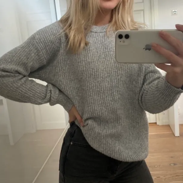 Stickad tröja från H&M, storlek xs🤍🖤 100kr + frakt. Stickat.