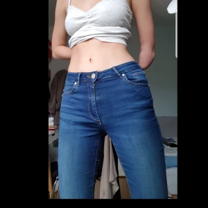 Snygga jeans - Strechiga, mjukt jeans tyg. Säljer då det är för små på mig. Köpte för 500kr på Bikbok, lågt pris eftersom det är gamla (Men i supersick)👌