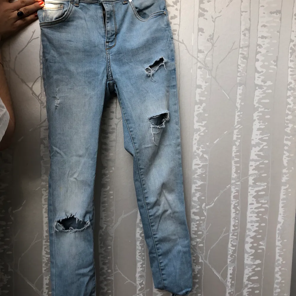Säljer ett par nästan oanvänd blå jeans med hål:) skriv för fler bilder:)🌸. Jeans & Byxor.
