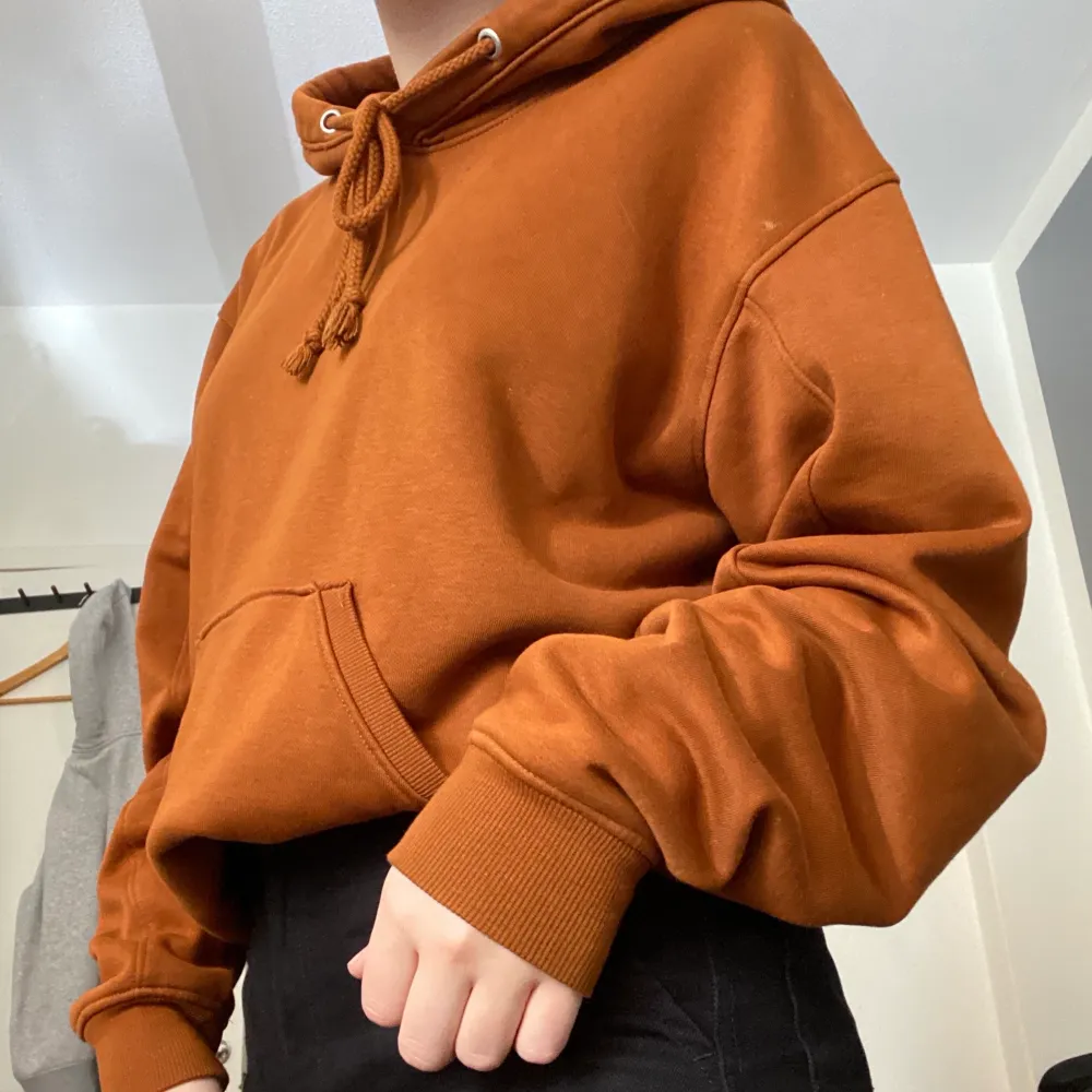 Intressekoll på min bruna hoodie från weekday. Storlek xs men passar bra, något oversized, på mig som vanligtvis har S. Buda i kommentarerna❤️. Tröjor & Koftor.