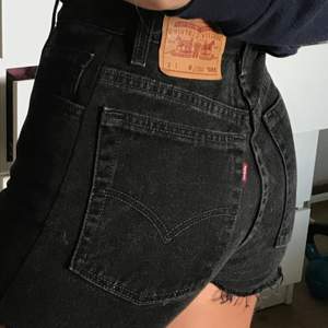 Högmidjade jeansshorts från Levis. Köpta på en online vintagebutik. Står ingen storlek i dom men passar storlek 34/XS. Frakt ingår i priset ❣️