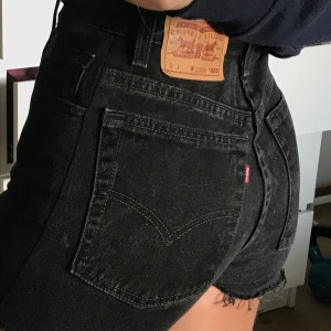 Levis Shorts - Högmidjade jeansshorts från Levis. Köpta på en online vintagebutik. Står ingen storlek i dom men passar storlek 34/XS. Frakt ingår i priset ❣️