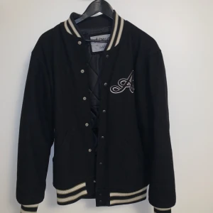 Atmos Baseball jacka  - Snygg jacka i stl L. Passar snyggt till allt och har en snygg passform! 3000kr Ny pris bud ifrån 680kr