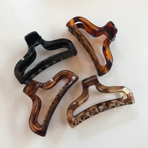 Hårklämmor - Fina hårklämmor som aldrig har använts! 35 kr st + 11 kr frakt🤩.       