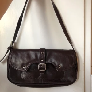 trendig väska - En gullig trendig liten vöska. högsta budet 300kr 